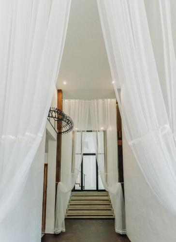 Ένα ή περισσότερα κρεβάτια σε δωμάτιο στο White Wall Riverfront Hotel