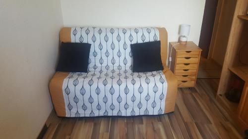 un lit avec deux oreillers dessus dans une chambre dans l'établissement Studio Zodiaque, au Corbier