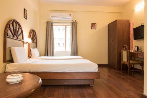 a hotel room with a bed and a table at Shanthiniketan - Ramoji Film City in Pedda Ambarpet