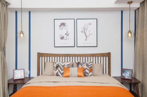 מיטה או מיטות בחדר ב-Dalian Shahekou·Peace Square· Locals Apartment 00162850