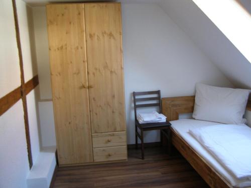 Llit o llits en una habitació de Hotel Alt Vinnhorst
