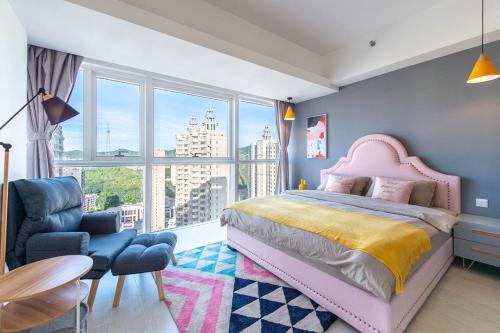 1 dormitorio con cama rosa, mesa y silla en Dalian Shahekou·Peace Square· Locals Apartment 00162860, en Dalian
