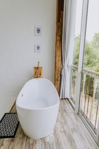 Φωτογραφία από το άλμπουμ του White Wall Riverfront Hotel σε Kamphaeng Phet