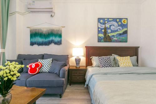 ein Wohnzimmer mit 2 Betten und einem Sofa in der Unterkunft Chengdu Dujiangyan·DuJiangYan· in Chengdu