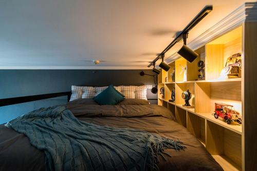 um quarto com uma cama grande num quarto em Luoyang City, Henan Province. Waterfront International. em Luoyang