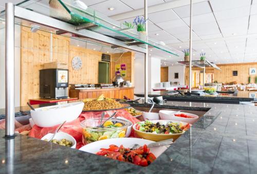 レ・デュー・アルプにあるHôtel Club MMV Le Panoramaのカウンターにたくさんの器を並べたキッチン