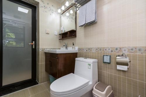 a bathroom with a toilet and a sink at Luoyang City, Henan Province. Waterfront International. Passenger Excellent Apartment. in Luoyang