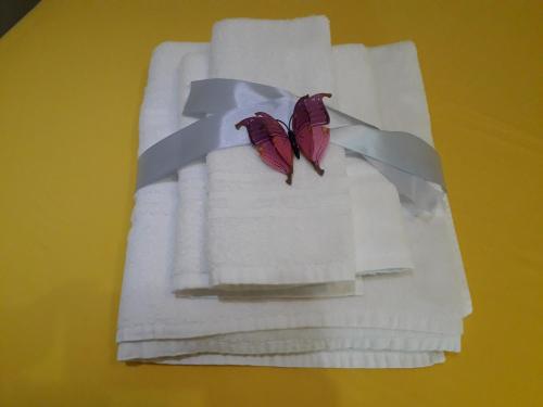 two butterflies sitting on top of white towels at Monovano Eumorfia in Triggiano