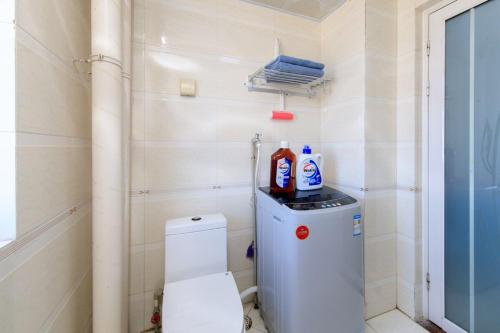 a small bathroom with a toilet in a room at Baoding Lianchi·BaoDing Railway Station· in Baoding