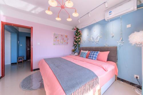 a bedroom with a bed with pink and blue walls at Baoding Lianchi·North China Electric Power University· in Baoding