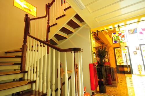 Un pasillo con escalera de caracol en una casa. en Ottopera Hotel, en Estambul