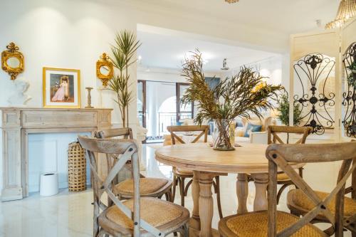 a dining room with a table and chairs and a fireplace at [Roader] Wuhan Jianghan District, Xinhua Road in Wuhan