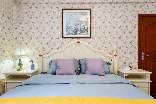 een slaapkamer met een groot bed met paarse kussens bij Xi 'an ·Lianhu·City wall scenic area in Xi'an