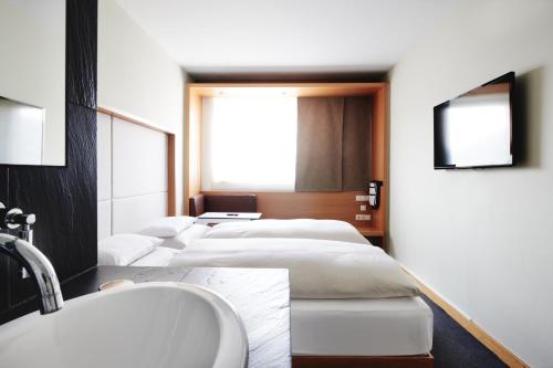 Una cama o camas en una habitación de Hotel Daniel Graz - Smart Lifestyle Near City Centre