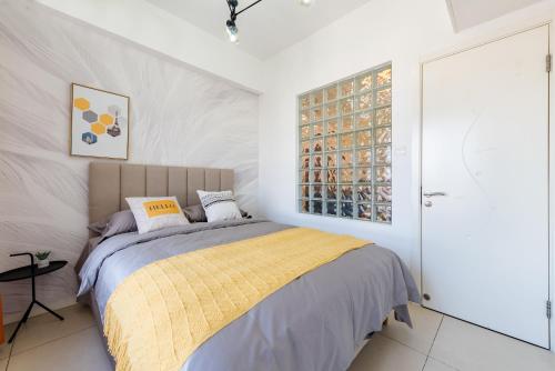 1 dormitorio con 1 cama con manta amarilla en Xi'an Lianhu.Beidajie International, en Xi'an