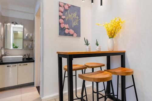 a kitchen with a table and stools in a kitchen at Xi'an Lianhu.Beidajie International in Xi'an