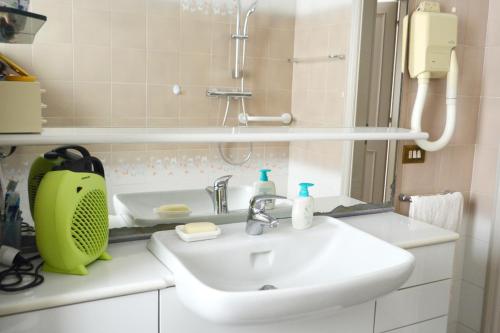 W łazience znajduje się umywalka i lustro. w obiekcie L'alloggio di Anna Maria. Camera con bagno privato w mieście Empoli