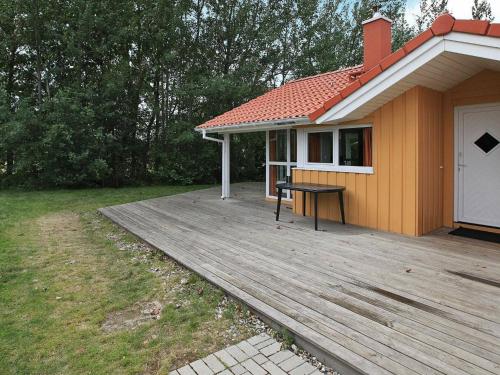 una terraza de madera frente a una casa en 6 person holiday home in GROEMITZ, en Grömitz