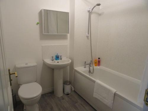 ein Badezimmer mit Toilette, Waschbecken und Badewanne in der Unterkunft Perry House, Long Ashton, Bristol by Cliftonvalley Apartments in Bristol