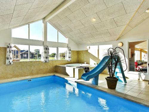 - une piscine avec toboggan dans une maison dans l'établissement 16 person holiday home in Nordborg, à Nordborg