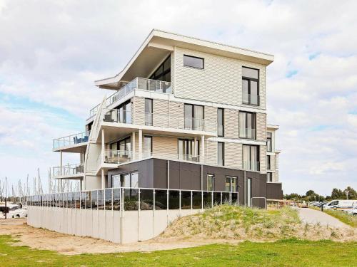 ein großes Gebäude auf einem Hügel neben einem Strand in der Unterkunft 3 person holiday home in Wendtorf in Wendtorf