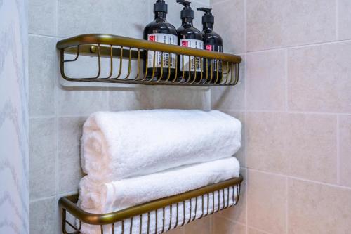 a bathroom with towels on a rack in a shower at Zhengzhou Erqi · Erqi Wanda Complex · in Zhengzhou