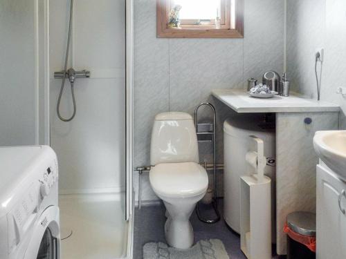 Et bad på Three-Bedroom Holiday home in Skatvik