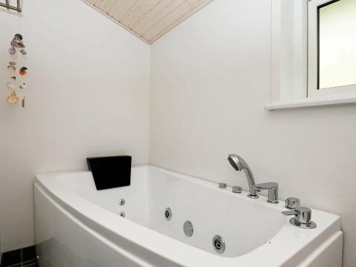 y baño con bañera y lavamanos. en 8 person holiday home in L kken, en Lønstrup