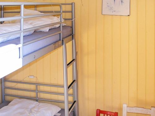 VordingborgにあるTwo-Bedroom Holiday home in Vordingborg 2の黄色い壁のドミトリールームの二段ベッド2台分です。