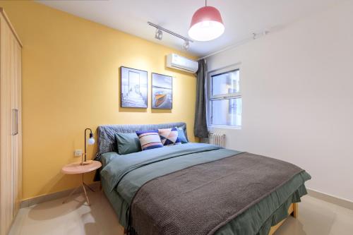 a bedroom with a bed and a table and two windows at Baoding Jingxiu·BaoDing Railway Station· in Baoding