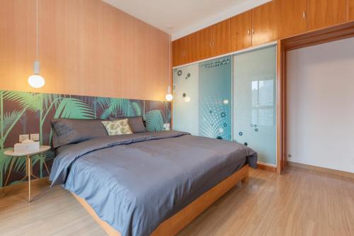 a bedroom with a large bed and a table at [Roader] Wuhan Jiang'an District · Sanyang Road in Wuhan