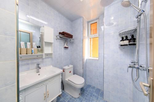 a bathroom with a toilet and a sink and a shower at Baoding Lianchi·North China Electric Power University· in Baoding