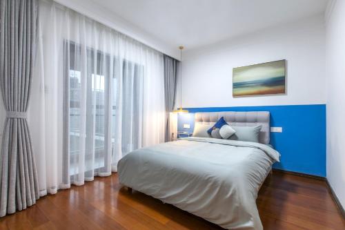 A bed or beds in a room at [Roader] Wuhan Jiang'an District, Jinghan Avenue,