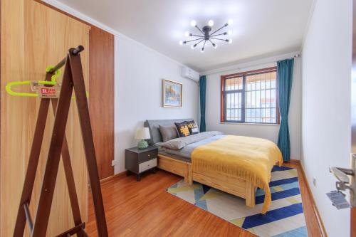 a small bedroom with a bed and a staircase at Baoding Jingxiu·Beiguo Shopping Mall· in Baoding