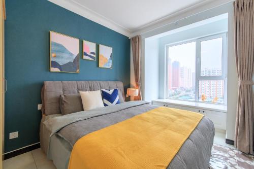 a bedroom with a large bed and a large window at Baoding Lianchi·North China Electric Power University· in Baoding