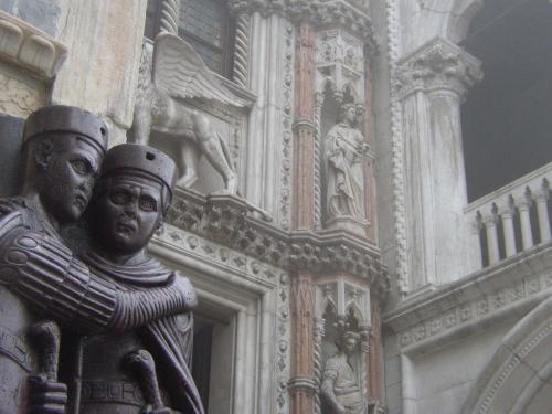 a pair of statues on the side of a building at Rudy House Venice in Venice