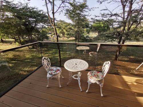 Ein Balkon oder eine Terrasse in der Unterkunft Jambo Mara Safari Lodge
