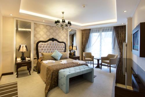 Televisyen dan/atau pusat hiburan di Black Bird Thermal Hotel & SPA