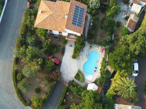une vue aérienne d'une maison avec piscine dans l'établissement VILLA ESTEREL, à Saint-Raphaël