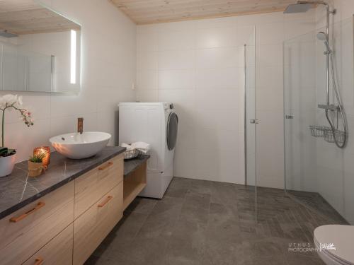 bagno con lavandino e doccia di Myrkdalen Resort Klypeteigen Apt a Vossestrand