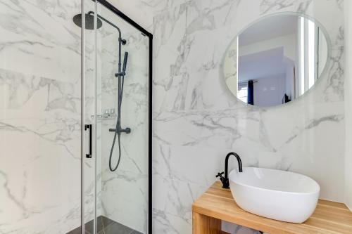 une salle de bain avec une douche, un lavabo et un miroir dans l'établissement Pick A Flat's Apartment in Le Marais - Rue Saint Apoline, à Paris