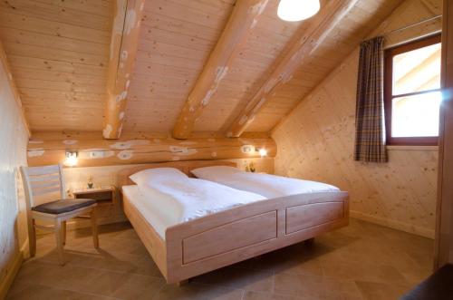 Llit o llits en una habitació de Heumanns Blockhaeuser am Wald