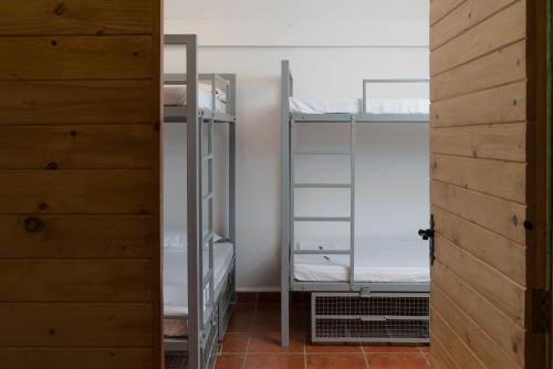 Cette chambre comprend 2 lits superposés et une porte. dans l'établissement The White Balcao, à Panaji
