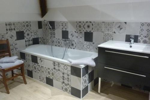 ein Badezimmer mit einer Badewanne und einem Waschbecken in der Unterkunft La Layotte in Vosne-Romanée