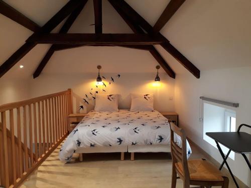 ein Schlafzimmer mit einem Bett mit Vögeln an der Wand in der Unterkunft La Layotte in Vosne-Romanée