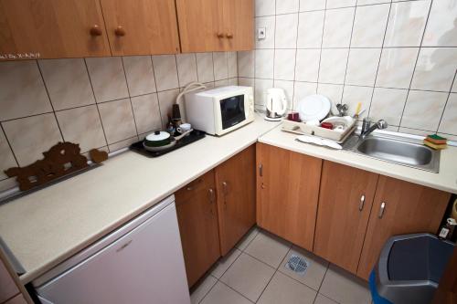 małą kuchnię ze zlewem i kuchenką mikrofalową w obiekcie Tarnowskie Centrum Informacji w Tarnowie