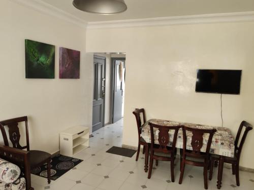 ein Esszimmer mit einem Tisch und Stühlen in der Unterkunft Appartement hyper centre de Tanger (Boulevard Pasteur) in Tangier