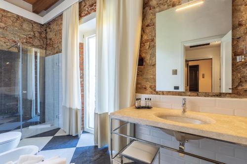 A bathroom at Raphael Hotel Arbatax