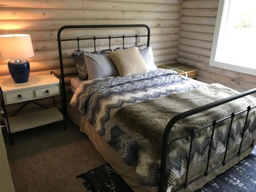 Ένα ή περισσότερα κρεβάτια σε δωμάτιο στο Canyon Pines Retreat
