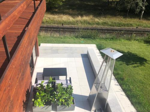 an overhead view of a patio with a table and chairs at Ameisenberg Appartement für Bahnfans in Kurort Oybin